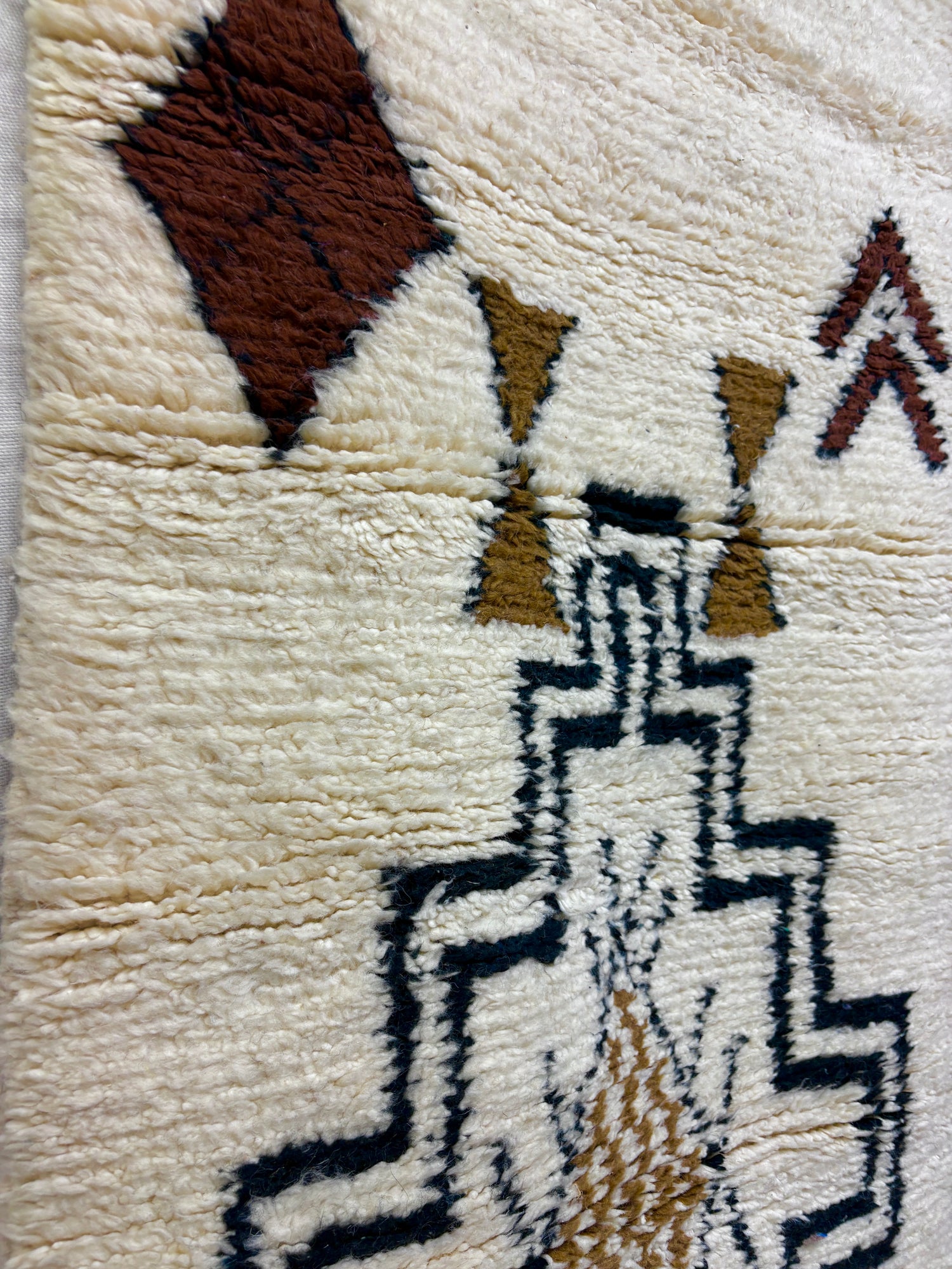 Beni Ourain Moroccan Runner in Ivory Wool with Stepped Black Medallion