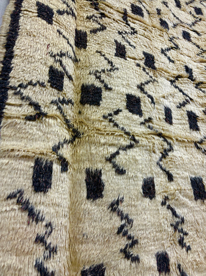Azilal Runner with Ivory Field and Black Zigzags