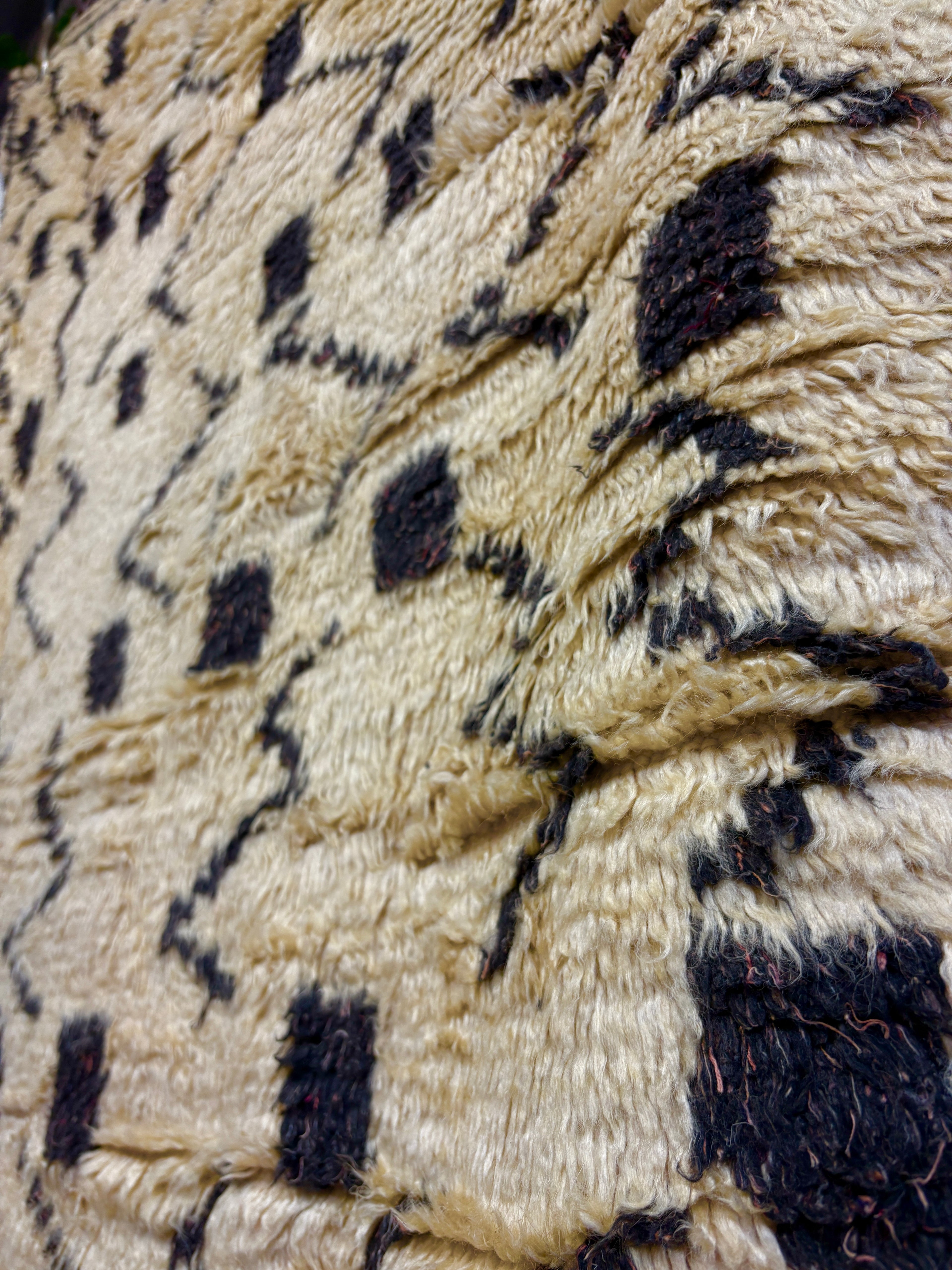 Azilal Runner with Ivory Field and Black Zigzags