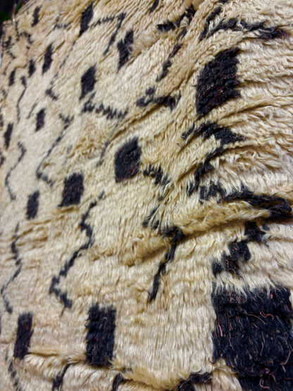 Azilal Runner with Ivory Field and Black Zigzags