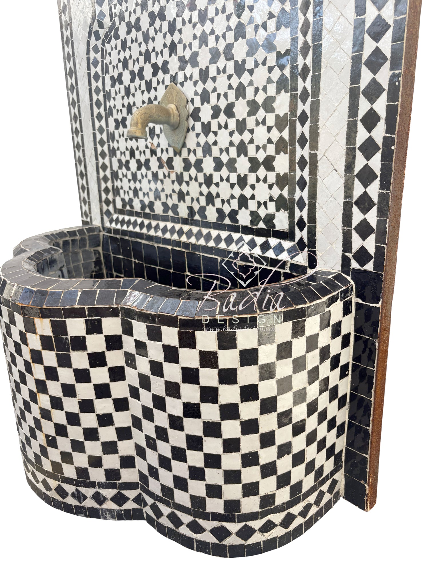 Mosaic-patterned outdoor fountain with geometric design